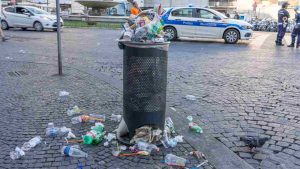 Spazzatura gettata al di fuori di un cestino pubblico - foto Depositphotos - SiciliaNews24.it