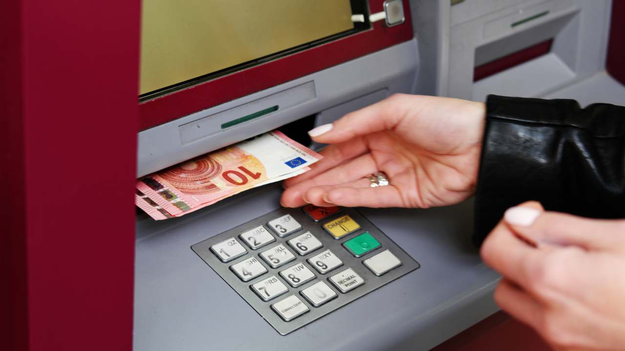 Abolito per sempre | Bancomat, addio ai prelievi gratuiti con carte di credito: si fa tutto dal telefono