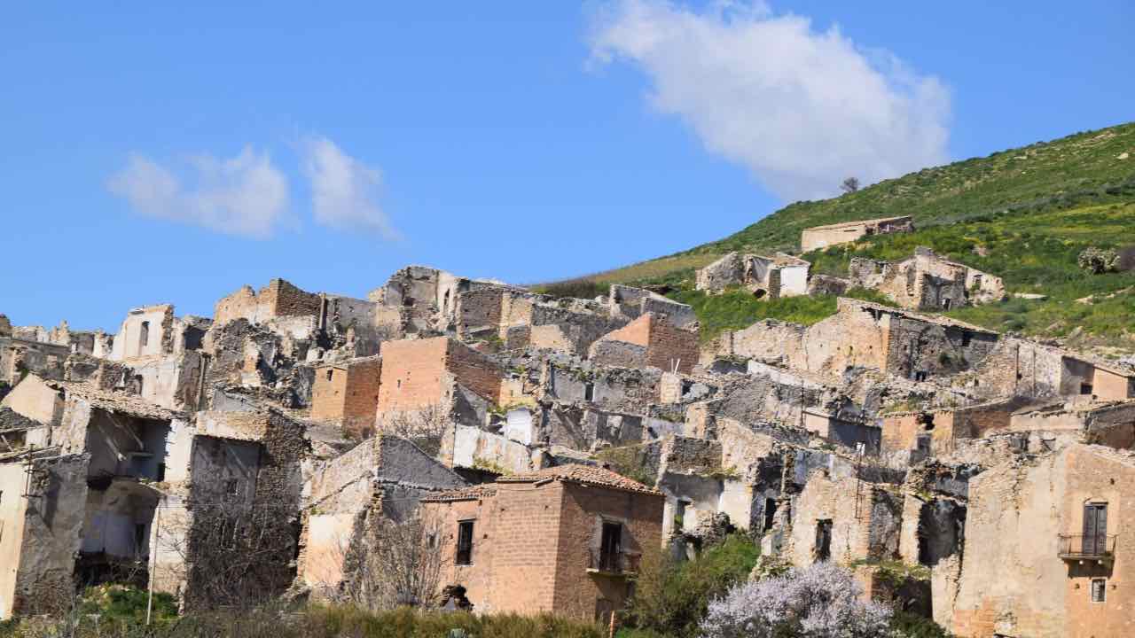 Sicilia, in questo borgo ci sono più fantasmi che anime | Cela un segreto inquietante