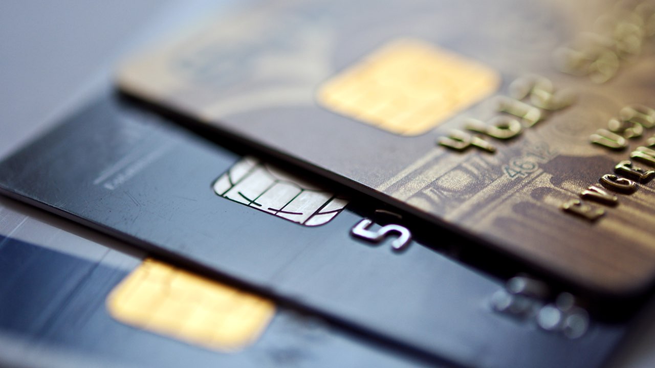 Carta di credito, da oggi nuova “tassa” per gli acquisti: ci fanno pagare anche il disturbo | Non usare più il contactless