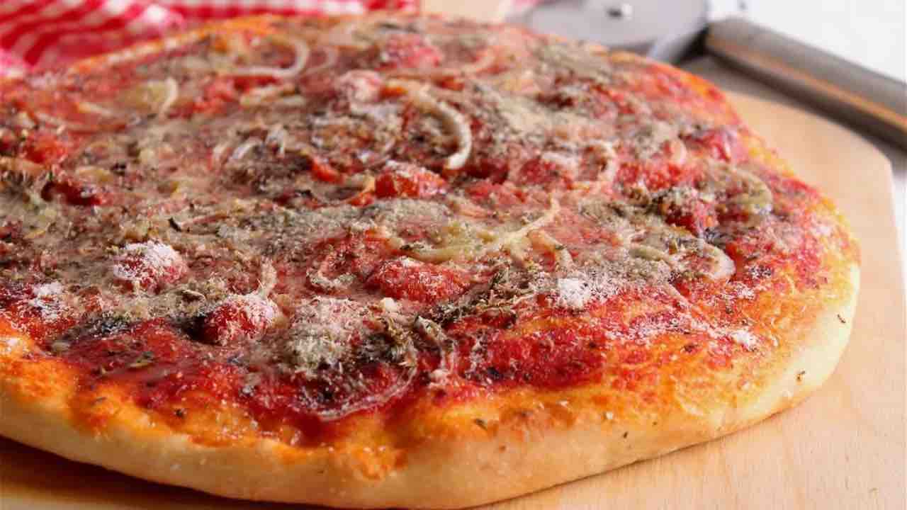 Adesso è ufficiale: questa è la ‘mamma’ della pizza napoletana | La fanno in Sicilia e nasconde un ingrediente segreto