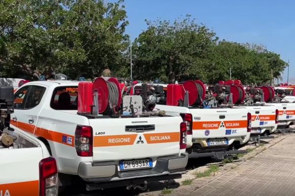 Incendi, la Regione consegna 70 pick-up ai volontari della Protezione civile