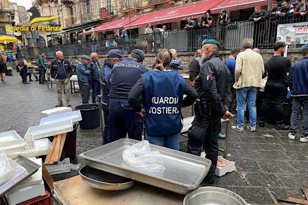 Blitz alla pescheria di Catania, controlli e sequestro di prodotto ittico