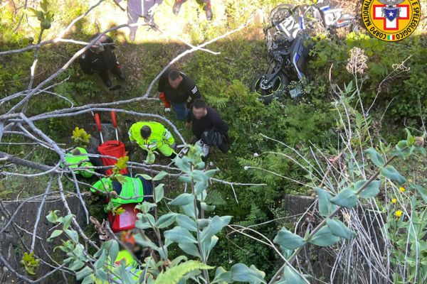 Recupero di un motociclista precipitato in un burrone, nel territorio di Linguaglossa