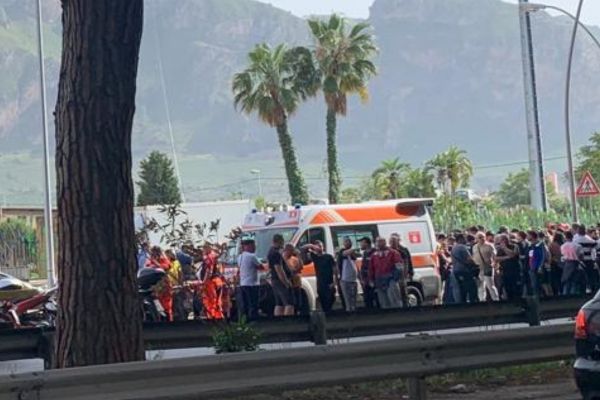 Motociclo finisce su una buca, un morto a Palermo