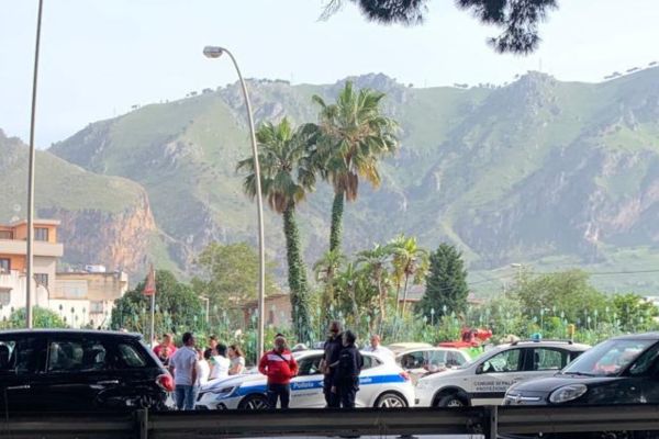 Motociclo finisce su una buca, un morto a Palermo