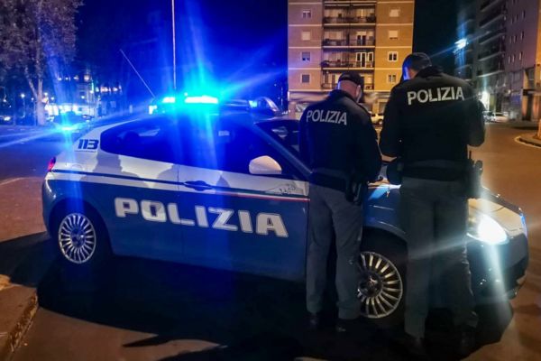 Perseguita la moglie violando il divieto di avvicinamento: arrestato un 53enne