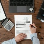 Bollette luce, si può cambiare gestore in 24 ore: la guida e i rischi