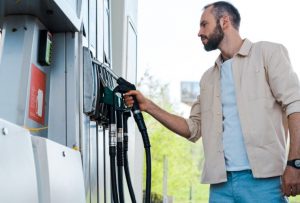 Guerra in Medio Oriente, carburanti alle stelle: famiglie italiane sotto pressione