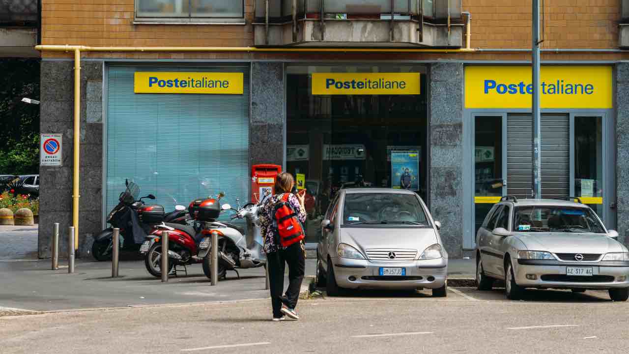 Commissioni da 15 euro | Poste Italiane, altro che bonifico gratis: dovrai pagare per i tuoi soldi