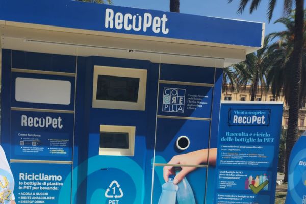Palermo,in arrivo 40 ecocompattatori per riciclare oltre 1mln di bottiglie di plastica al mese
