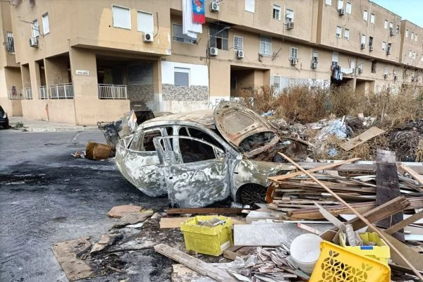 Rimosse allo Zen 9 carcasse d’auto abbandonate e bruciate