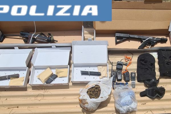 Scoperte e sequestrate armi e droga in un terreno del quartiere Nesima