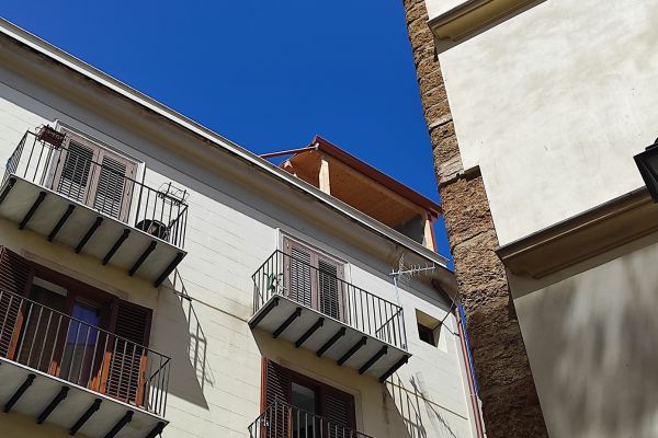 Abusivismo: sequestrati 7 immobili e denunciate 22 persone. Occupato palazzo storico