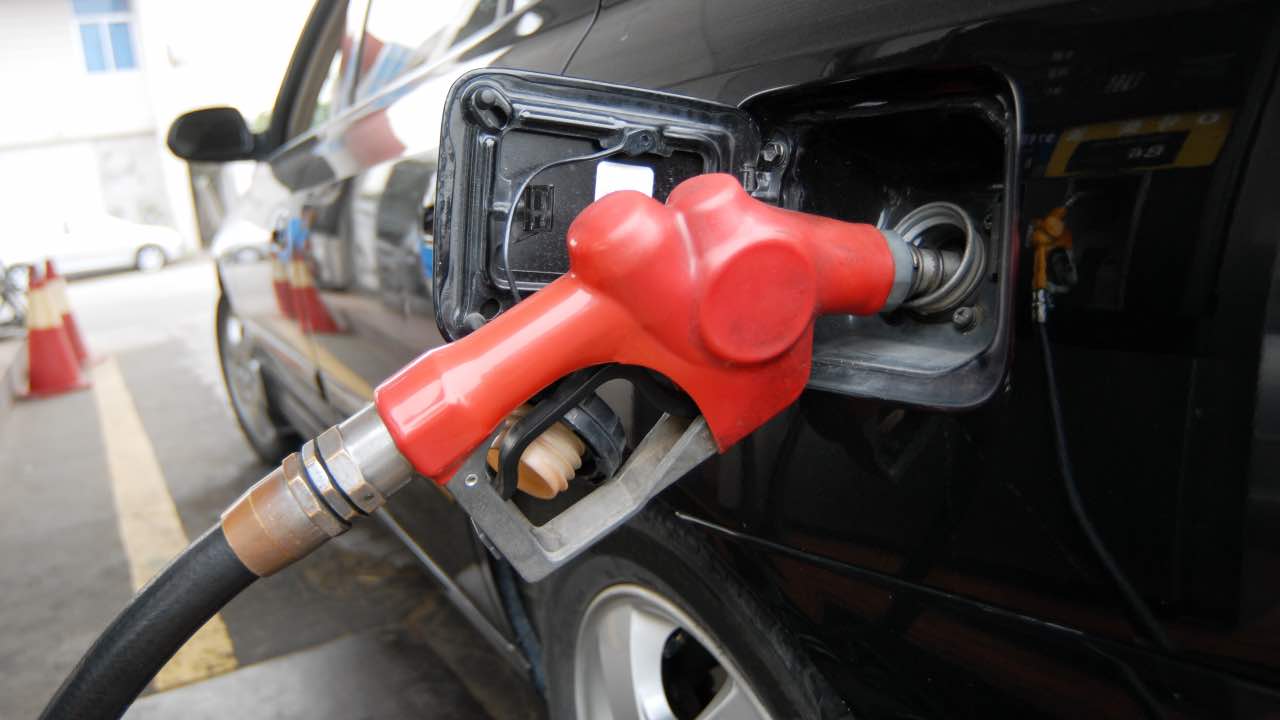 Benzina, annunciato il giorno nero: il pieno costerà quanto il tuo stipendio | Ti conviene rispolverare la bicicletta
