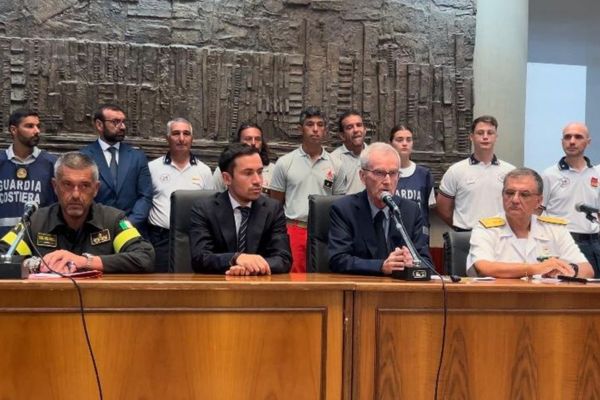 Naufragio Bayesian, Procura indaga per omicidio e naufragio colposo