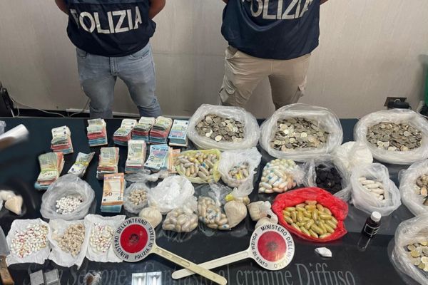 Oltre 70 ovuli di eroina nellostomaco: arrestati due nigeriani a Palermo