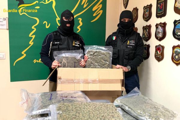 Maxi sequestro di droga a Catania, trovati 10 kg di marijuana e hashish