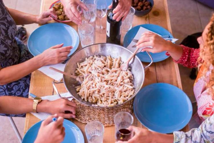 Cena tra amici - fonte_Canva - sicilianews24.it