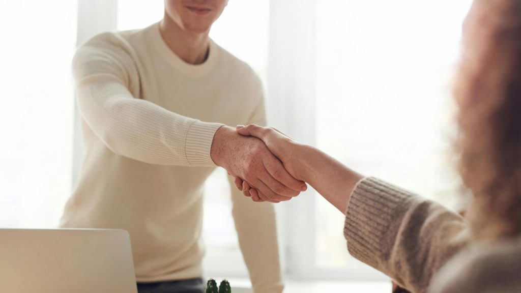 Niente Laurea: oltre 1500€ di stipendio per questo mestiere | È tra i più richiesti del 2024