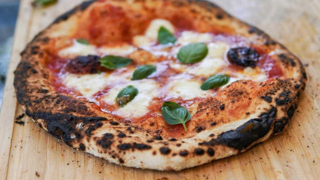 Pizza Margherita, puoi permettertela ancora? Escalation di prezzi nei locali: qui costa 22€