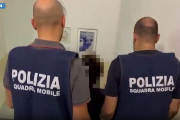 Danno fuoco a una 26enne per strada a Catania: arrestate le due responsabili