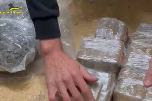 Gela, arrestato un pusher in possesso di 7 chili di stupefacenti