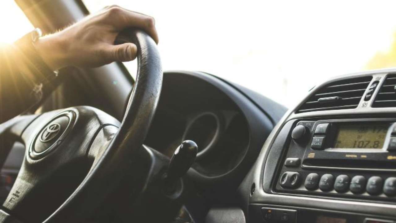 Auto, metti la mano sul volante così e sbuca la polizia: multa da 100 euro e guai seri | Non dire che non ti avevamo avvisato poi