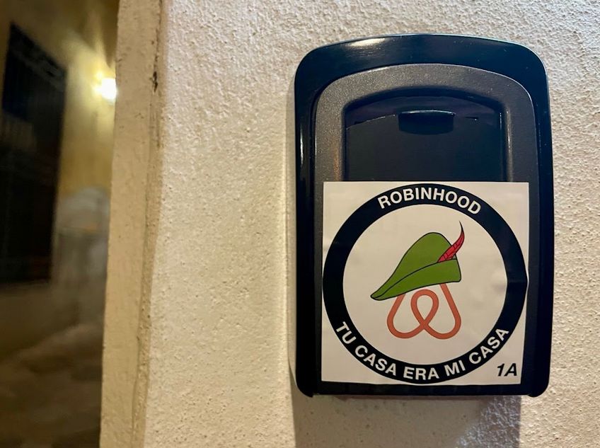 Sabotaggi contro B&B, banda di Robin Hood colpisce in tutta Italia “Stop affitti brevi”