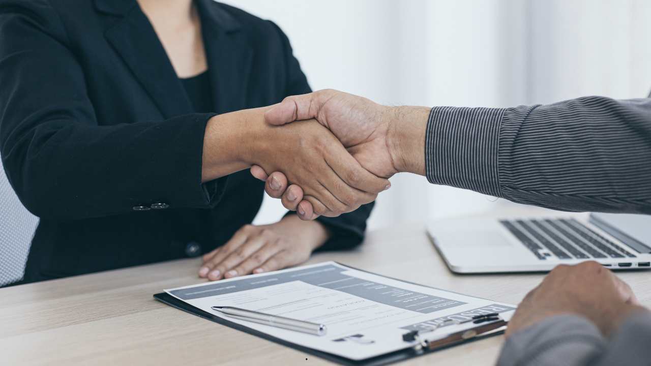 “Ho cambiato lavoro” e allora ti danno 992 euro: l’importante è che ti assumono qui | A quel punto è fatta
