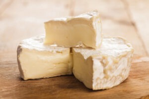Richiamo Camembert DOP: allerta Escherichia coli, verifica il prodotto per sicurezza alimentare.