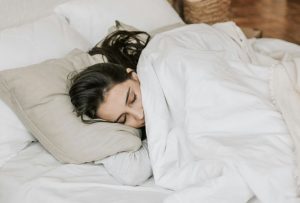 12 abitudini per vivere meglio: dalla qualità del sonno alla gestione dello stress
