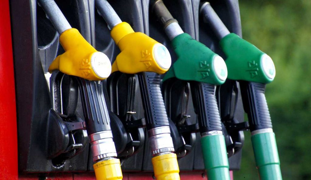 Caro carburanti, Governo prepara decreto: allarme autotrasportatori in Sicilia