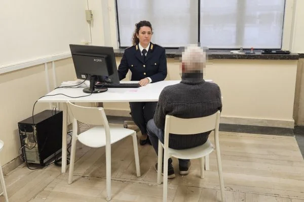 Aggredisce la figlia di 14 anni con il coltello: madre denunciata per maltrattamenti