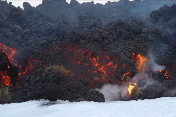 Etna, boom di visitatori e rischi sottovalutati. La Protezione Civile invita alla prudenza