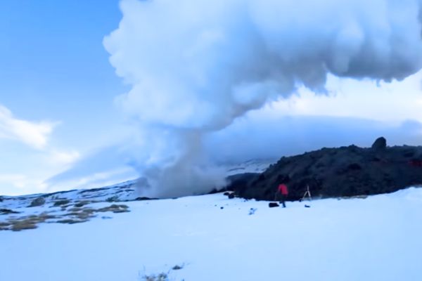 Etna, boom di visitatori e rischi sottovalutati. La Protezione Civile invita alla prudenza