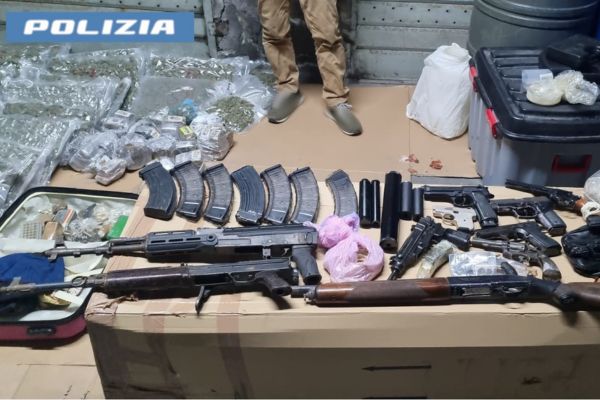 Maxi sequestro di armi e droga nel quartiere Picanello a Catania