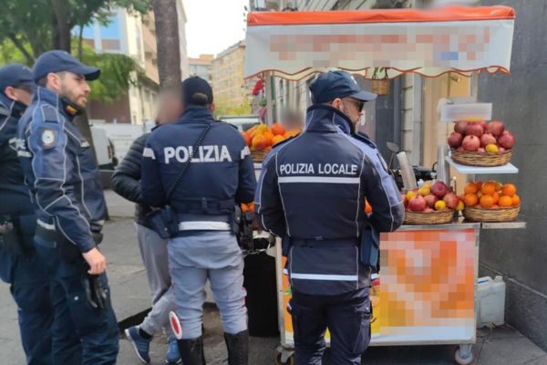 Venditore di spremute abusuvo segnalato da uno studente sull’app “YouPol”