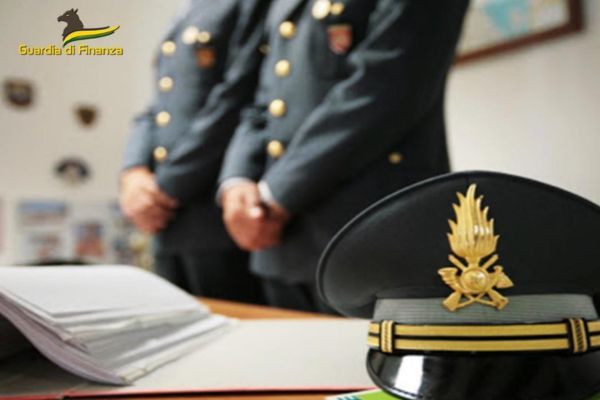 Blitz della Guardia di Finanza nella sede di Caltaqua a Caltanissetta