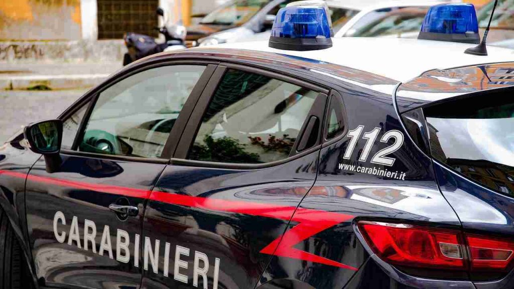 20enne accoltella padre per difendere la madre durante lite