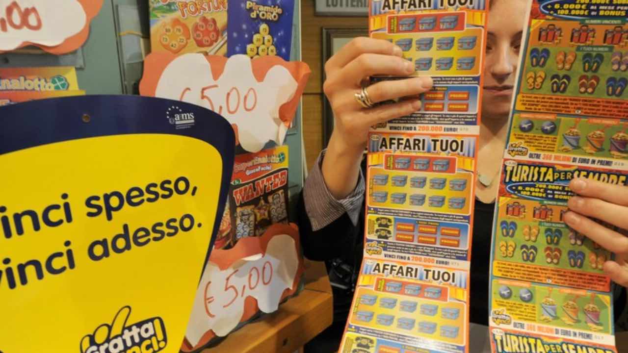 Gratta e vinci, il “trucchetto del calendario” per beccare i biglietti vincenti: «vinti 200mila euro così» | È infallibile