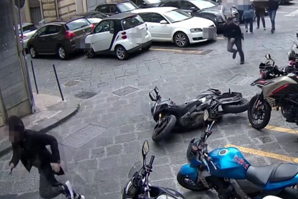 Non si ferma all’alt e investe un poliziotto davanti la questura: 25enne arrestato