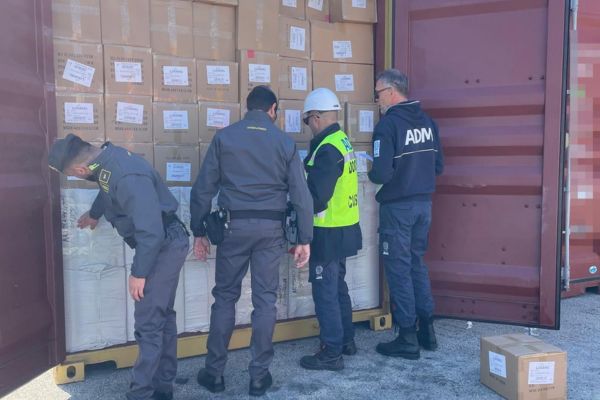 Prodotti cinesi con marchio CE falso, sequestrati 15mila articoli e denunciato l’importatore