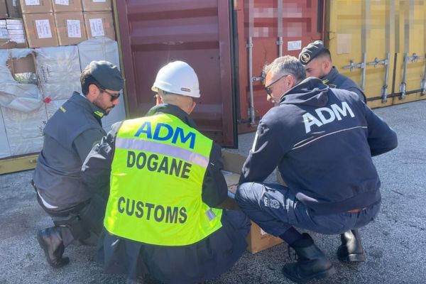 Prodotti cinesi con marchio CE falso, sequestrati 15mila articoli e denunciato l’importatore