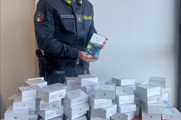 Prodotti Apple contraffatti e venduti on line, sequestrati oltre 7mila articoli