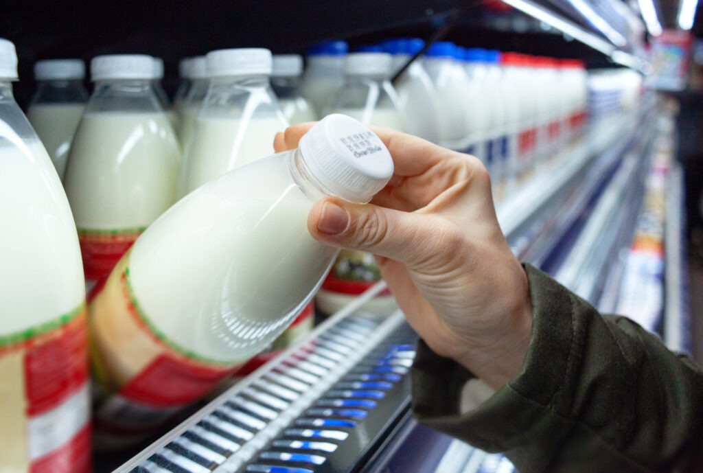 Esselunga richiama latte microfiltrato: possibile contaminazione da bisfenolo A nelle bottiglie