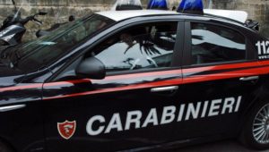 Insegue l’ex fidanzata e il nuovo compagno e tenta di investirli: arrestato 22enne