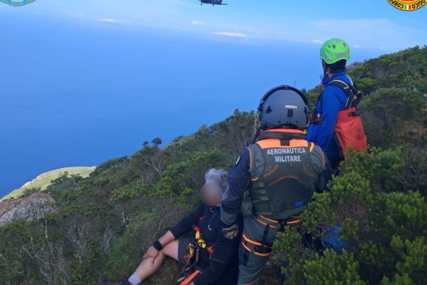 Marettimo, intervento in elicottero per recuperare un turista padovano infortunato