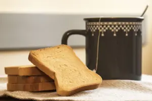 Richiamo fette biscottate e purea di mela e banana per micotossine, e tacchino tonnato per Listeria.