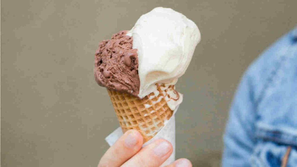 “Un gelato per favore” “Sono 5€, grazie” | UFFICIALE L’ACCISA SUI CONI: da oggi ci tassano pure questo